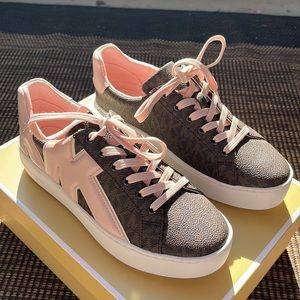 NWT: Michael Kors plat from sneakers